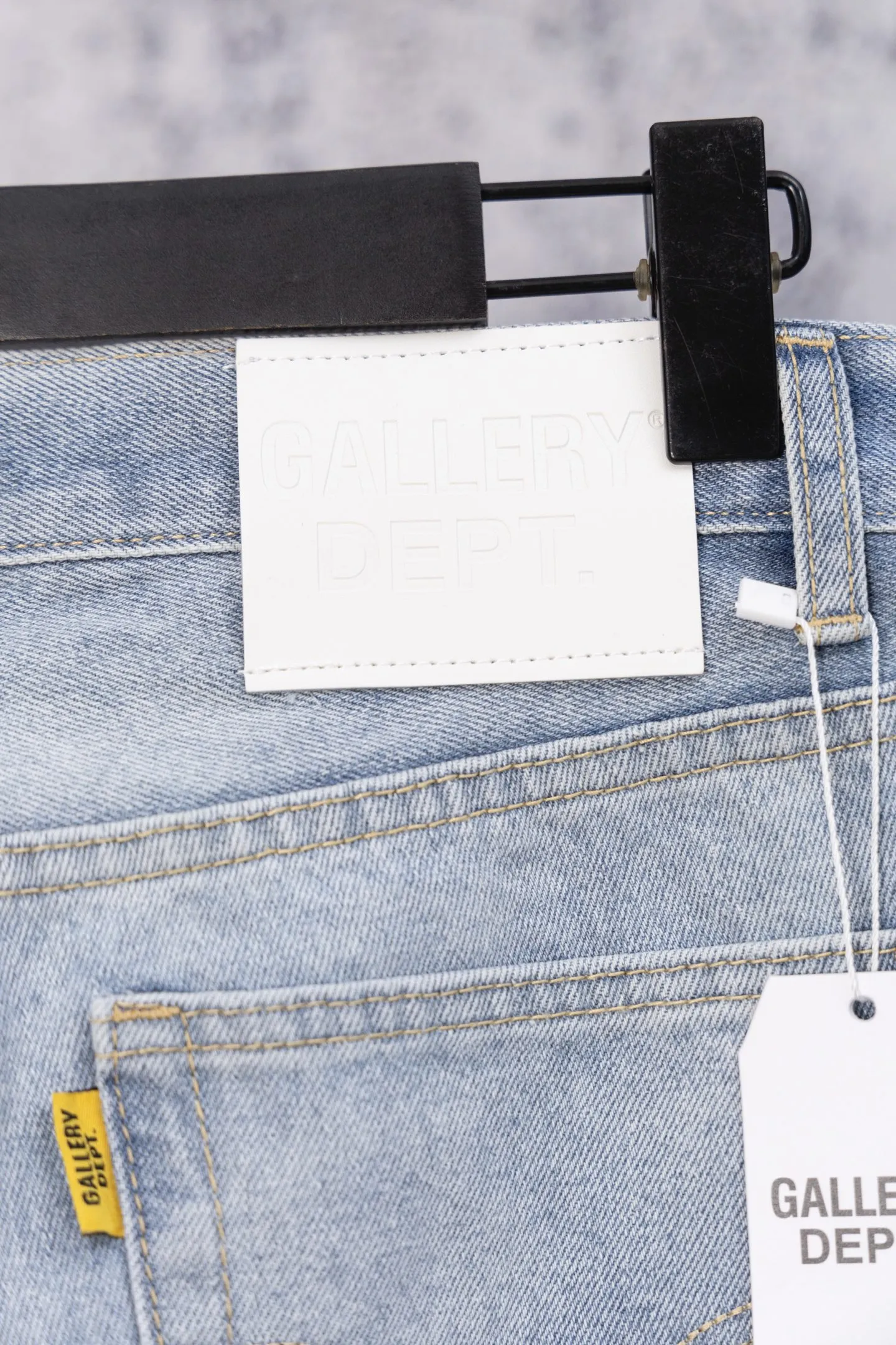 💰240 GALLERY DEPT.25ss new style. Denim spliced ​​with all-over printed leather ripped bell-bottoms, washed and distressed jeans. Gallery Dept. was born in the soil of Los Angeles street culture. With the core concept of "art is daily life", it deeply integrates traditional denim craftsmanship with modern graffiti art. The brand transforms old denim, Vintage T-shirts and other items by hand, giving them personalized elements such as wear, splashing, splicing, etc. Each piece is hand-finished by craftsmen and has both artistic collection value and practical function. In 2021, the joint capsule series with French veteran Lanvin and the cooperation with Chrome Hearts have attracted the attention of the fashion industry, confirming its transformation from an independent studio to an international trend symbol. Gallery Dept. targets the global fashion pioneer group aged 18-35 and positions itself as a "high street art trendy brand". Its core competitiveness lies in: • Cultural symbol output: Through endorsements from stars such as Virgil Abloh, Jennie, and Justin Bieber, it strengthens the brand's benchmark status in the hip-hop and fashion circles. Size: 28-36 Color: Blue